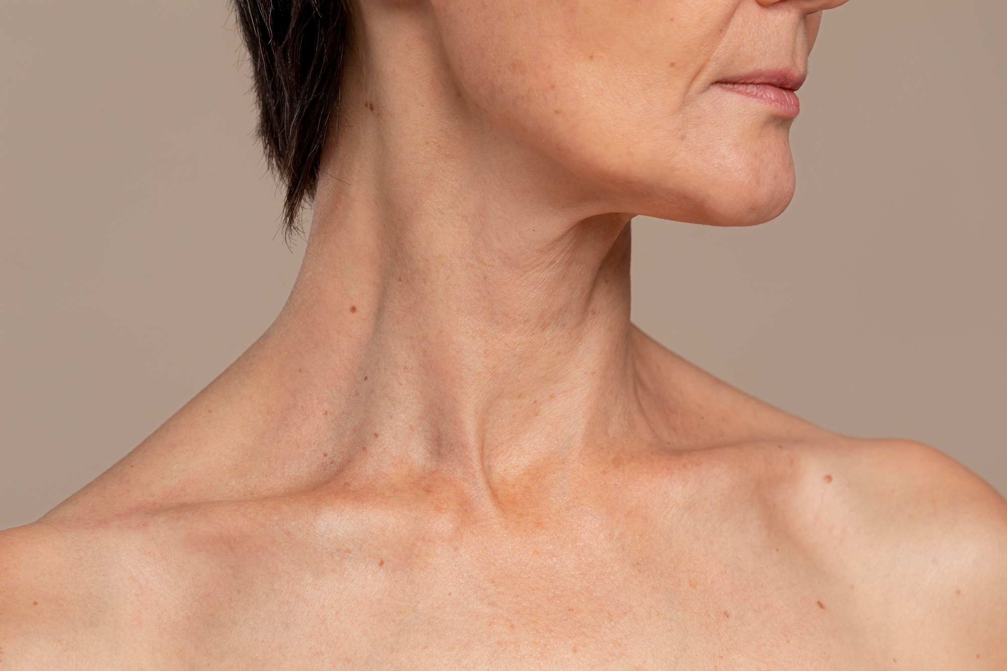 Mujer mostrando su mandibula