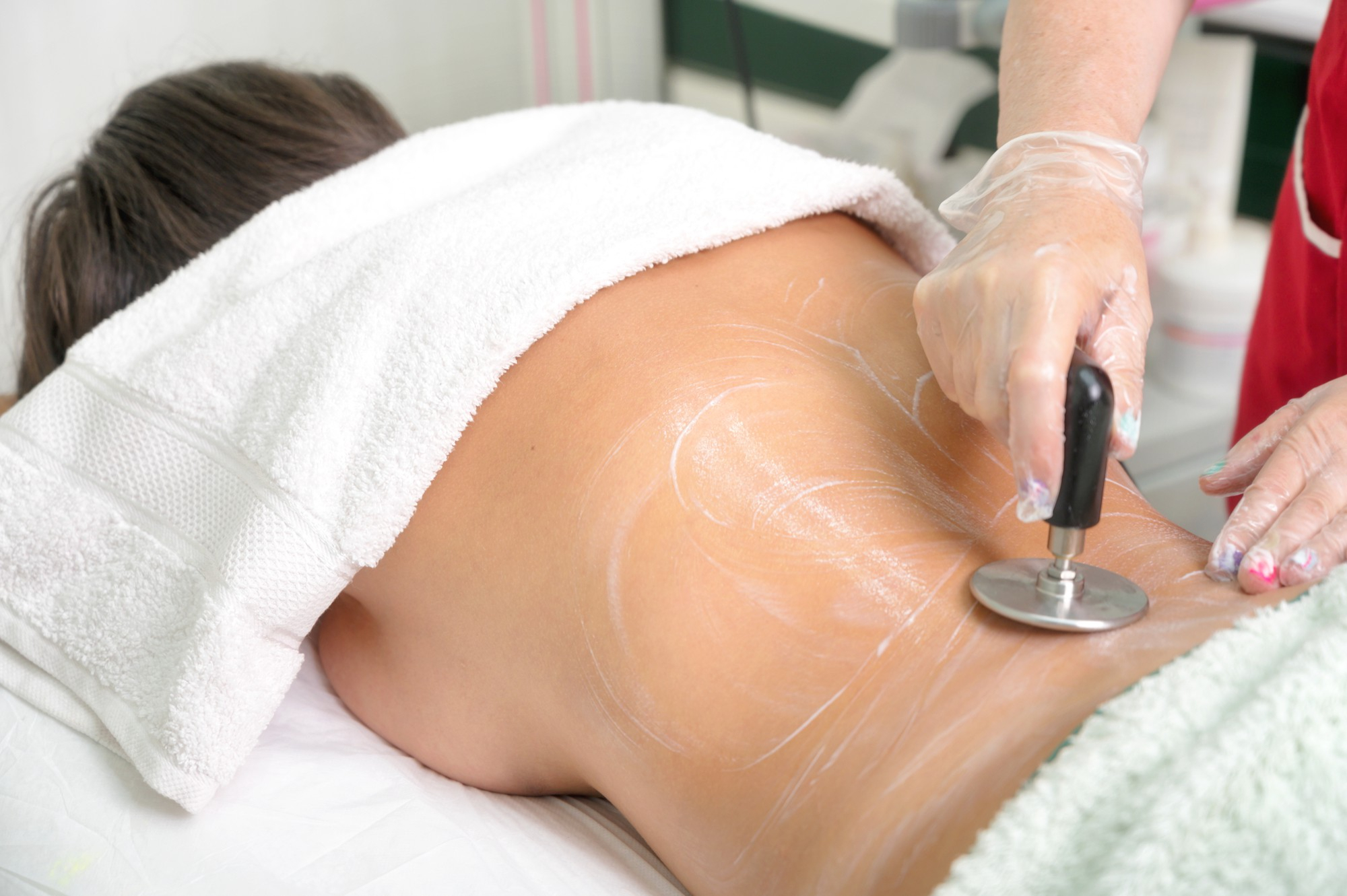 Mujer recibiendo masaje en su espalda